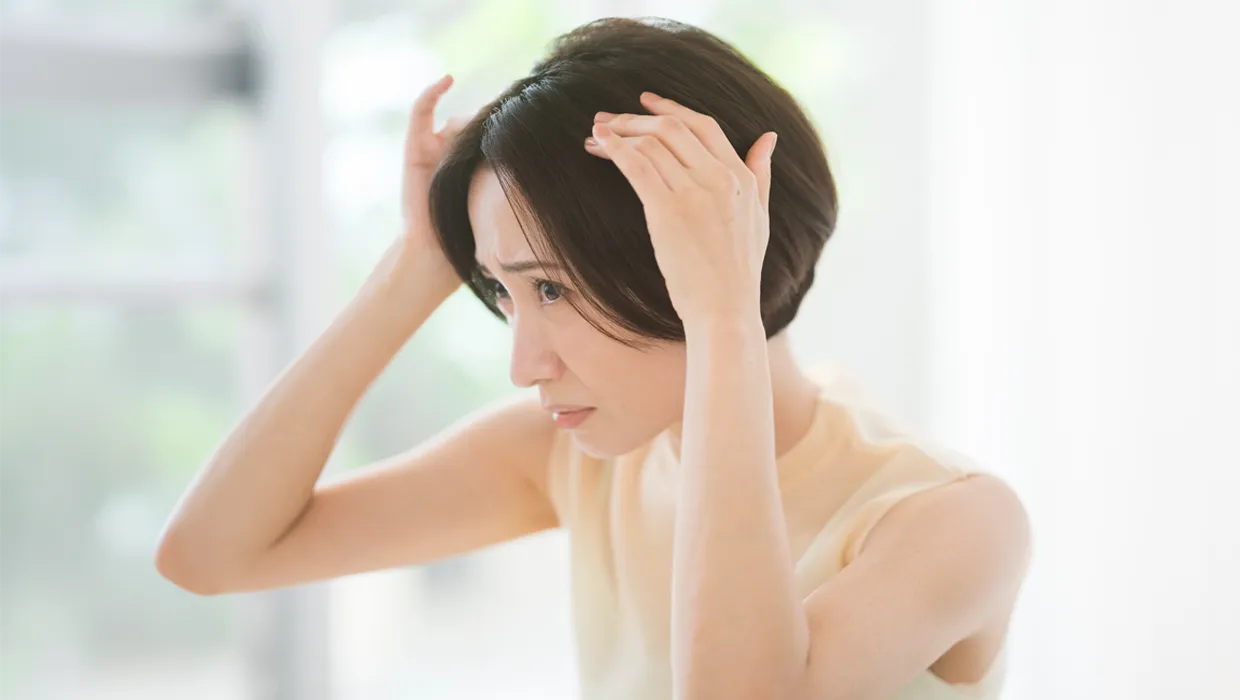 頭髪に問題を抱える女性